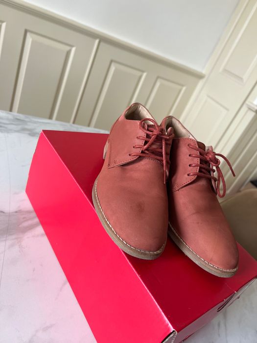 Обувки от естествен велур Clarks