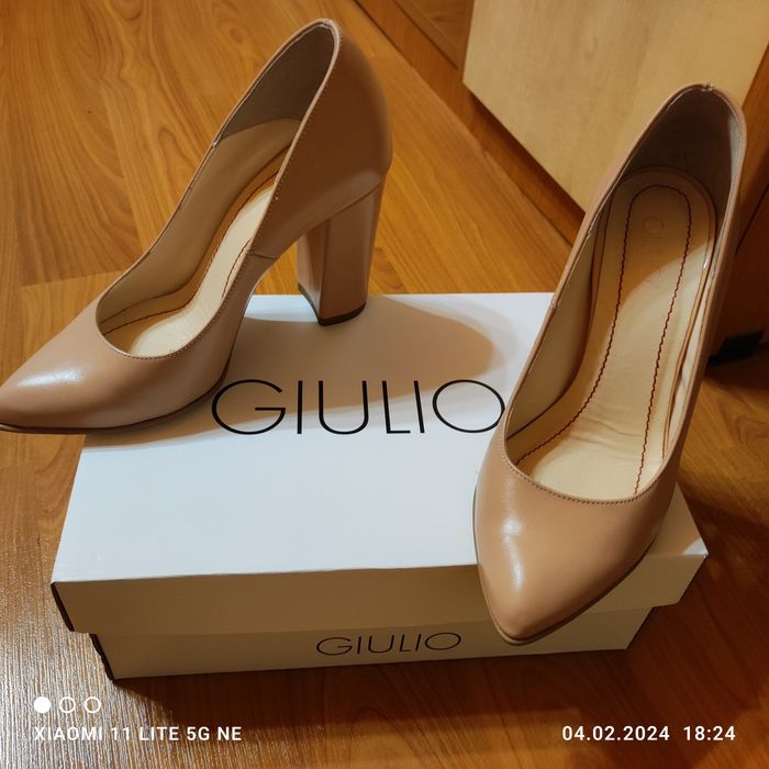 Vând pantofi purtați o dată