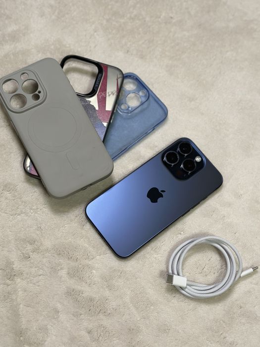 iPhone 15 Pro 98% baterie Blue titanium + 3 huse / cablu ca si nou