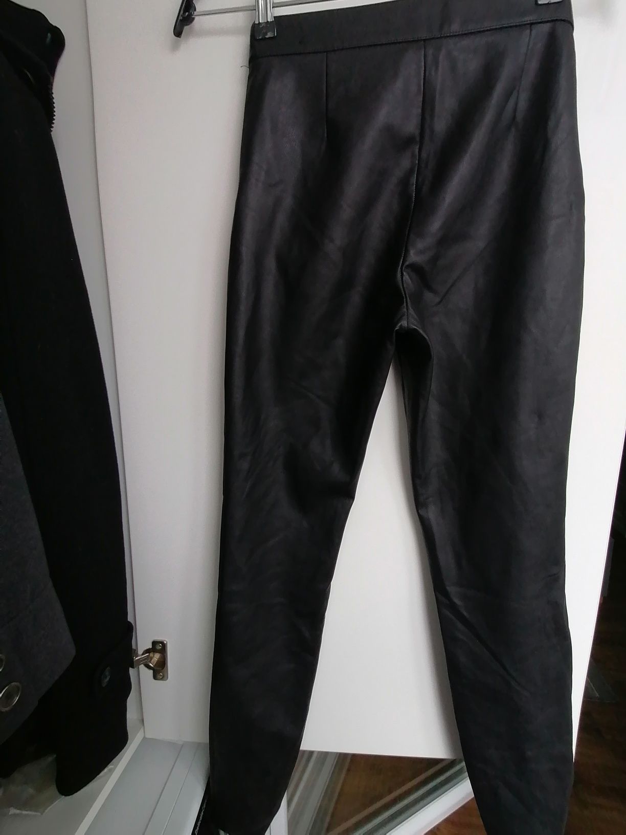 Pantaloni piele Zara