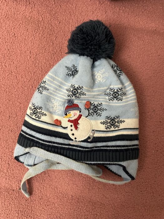 Отдам шапки , шарфы