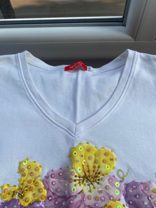 Vând Tricou fete marimea M alb cu aplicații florale si mãrgeluțe
