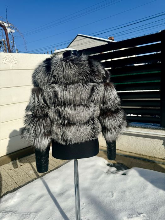 Vand haina din blana de vulpe naturala la 1300 lei