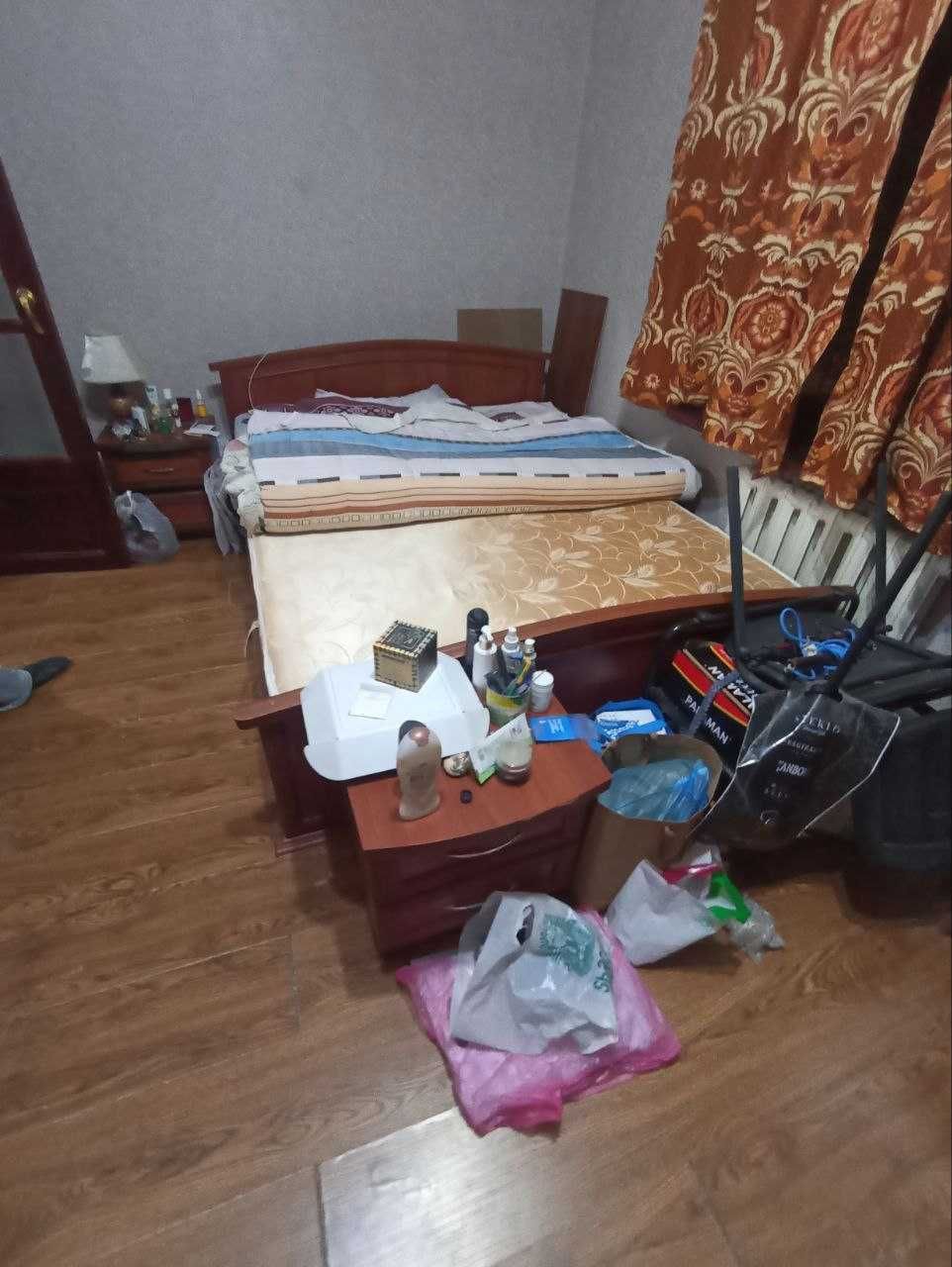 Продаётся 2х спальня кровать с матрасом + тумбочки