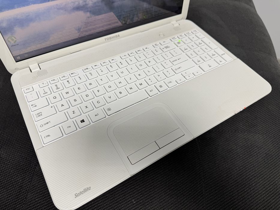Лаптоп ТOSHIBA + зарядно