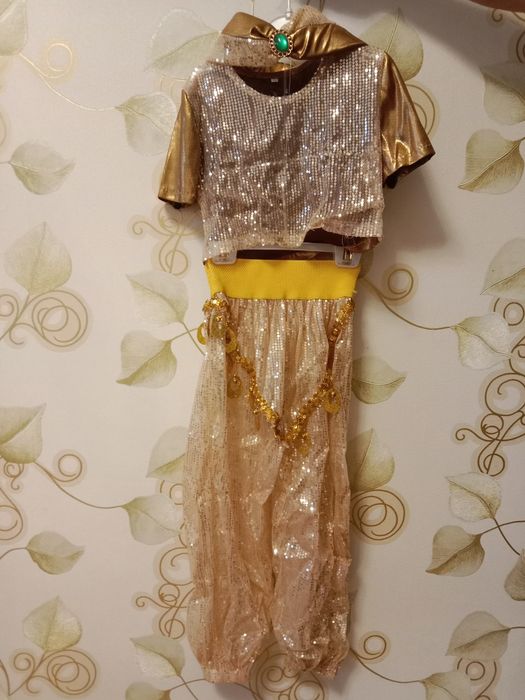 Продам детские для девочки новогодние костюмы