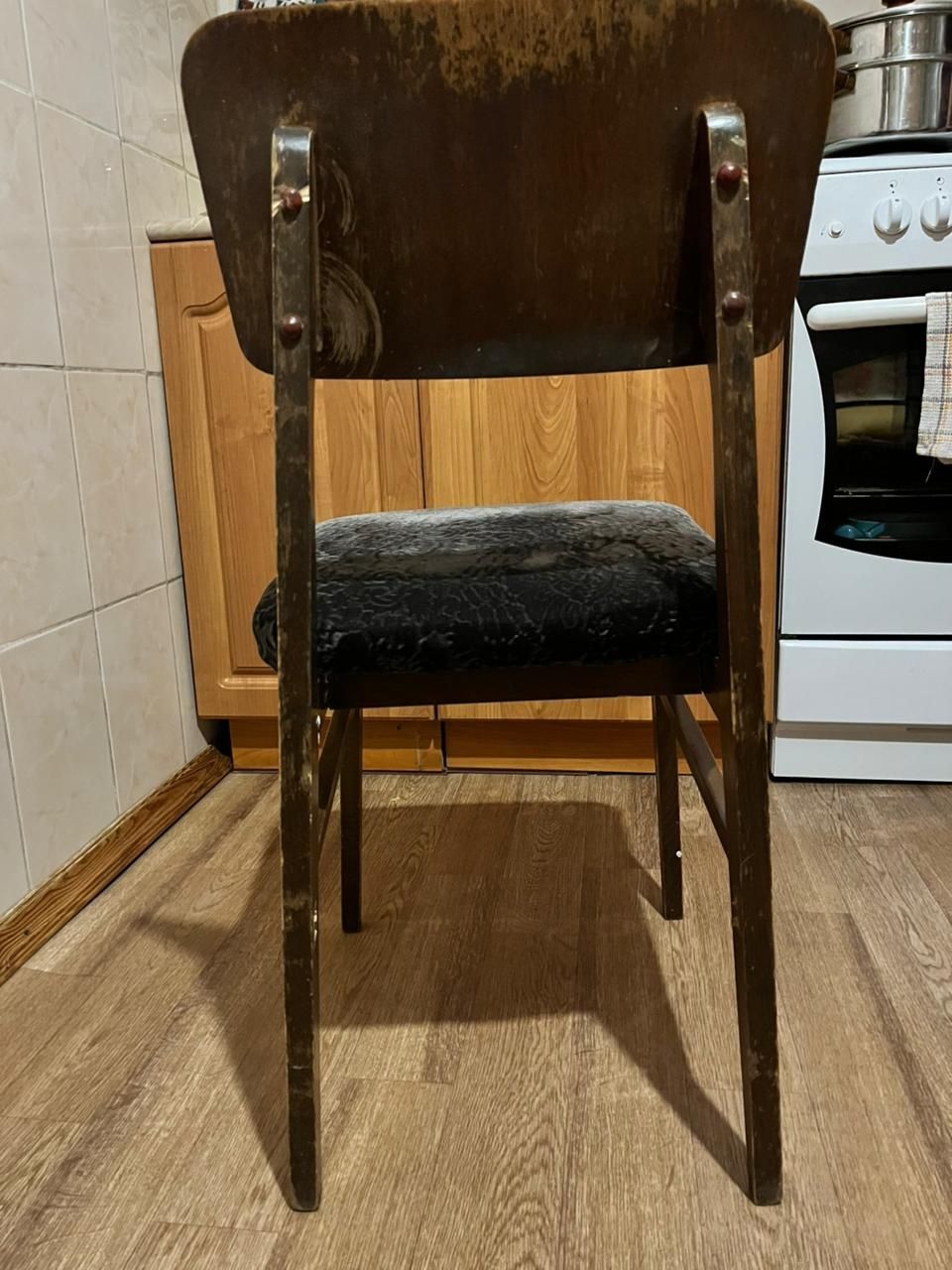 Стулья пять штук.