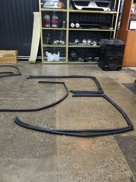 Уплотнительные резинки дверей Mitsubishi Montero Sport Challenger