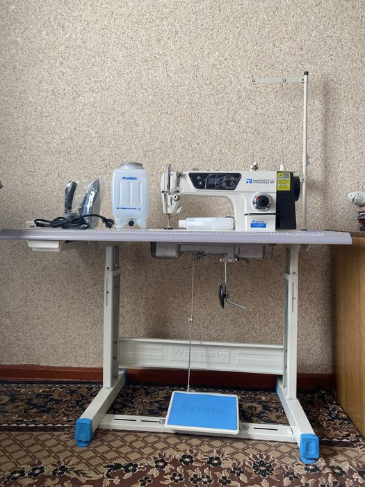 Продаётся срочно швейная машинка + оверлок + утюг. Состояние новое.