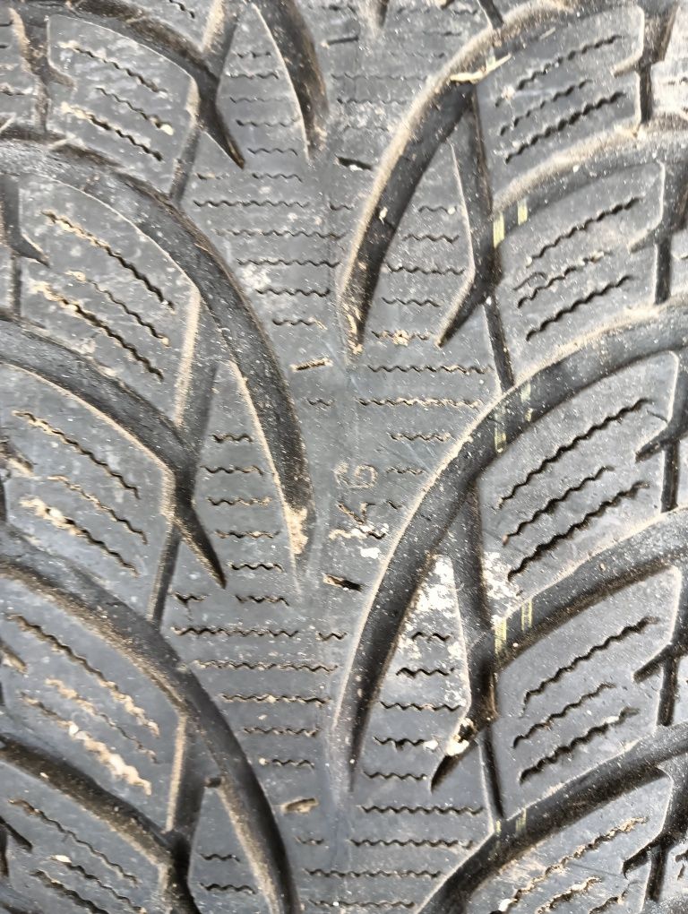 Vând 1 anvelopă de iarnă 205.60.16 NOKIAN 6 MM