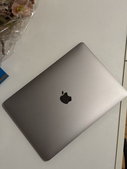 Macbook Pro 13” Touchbar i5 , 8GB RAM , 256GB SSD