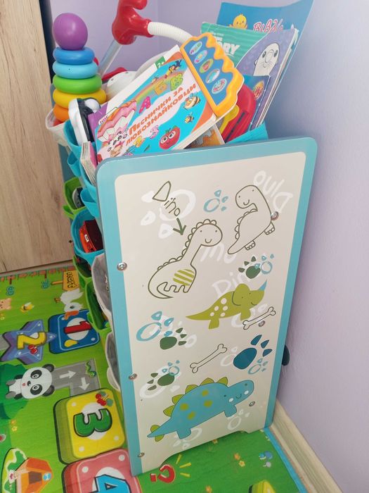 Детска етажерка за играчки.