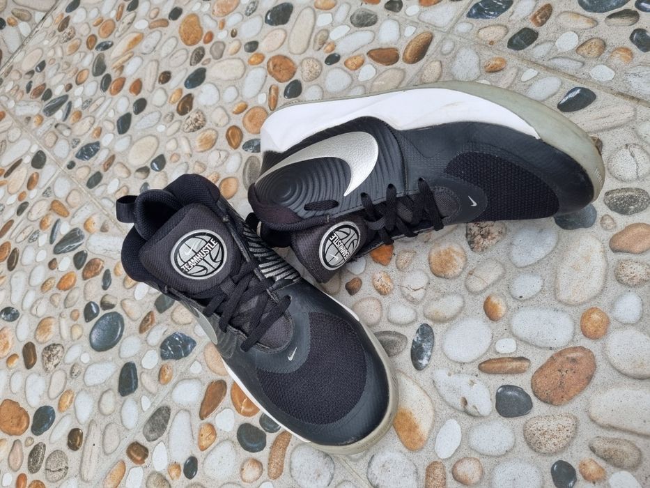 Vând adidași Nike aproape noi.