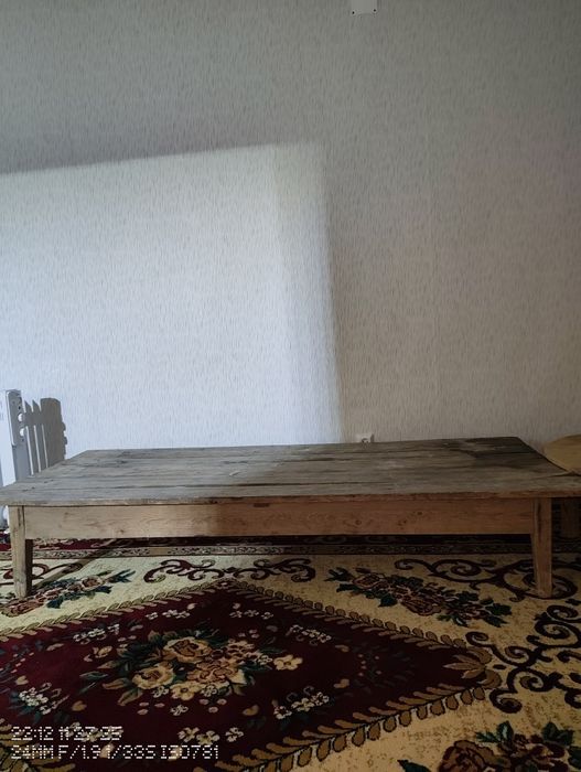 Стол с низкими ножками