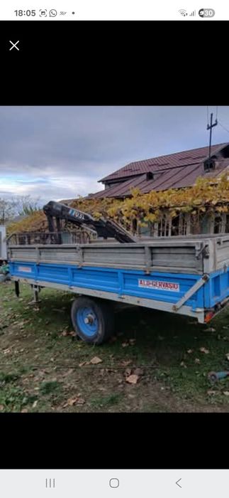 Remorca  basculabila  cu macara de 2 tone