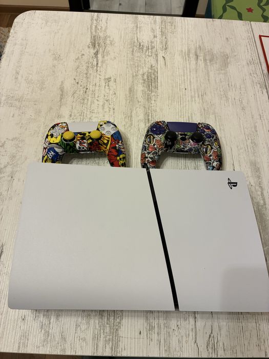 Sony PLAYSTATION 5 slim с два контролера