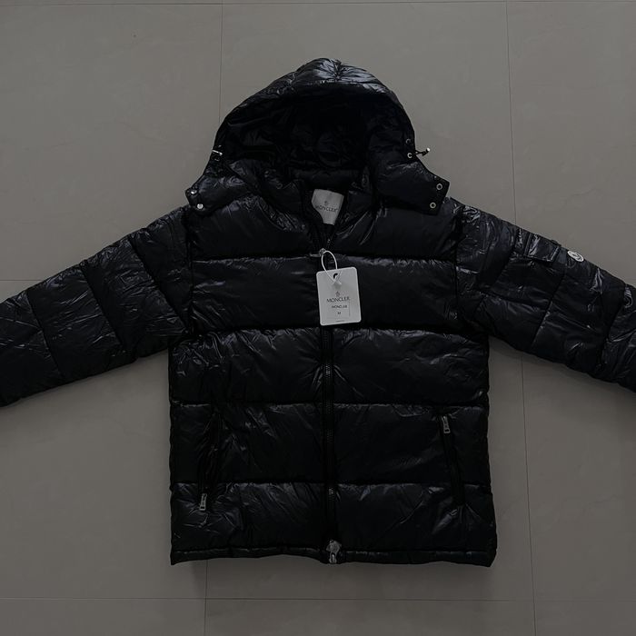 geaca m.o.n.c.l.e.r negru lucioasa