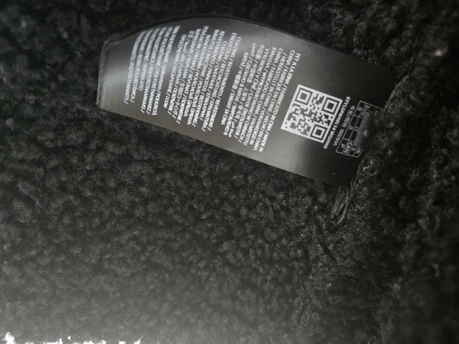 Страхотно яке Guess