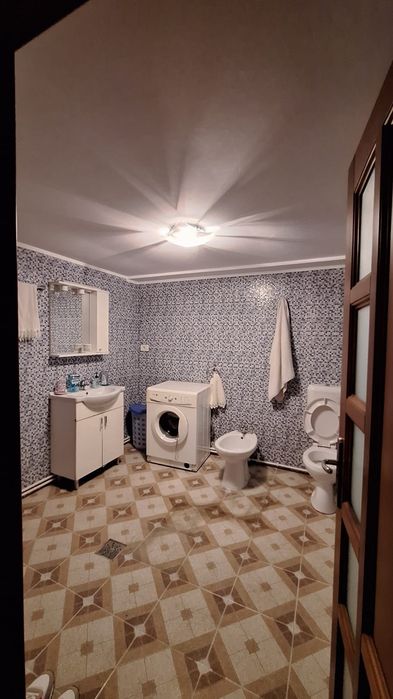 Casa de vânzare costruita din caramida.