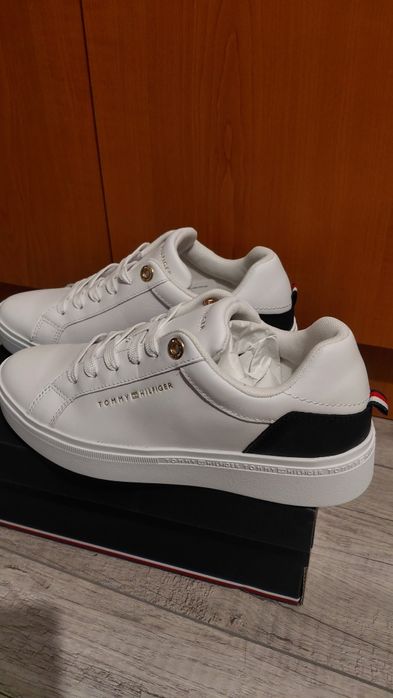 Pantofi noi Tommy Hilfiger marimea 37