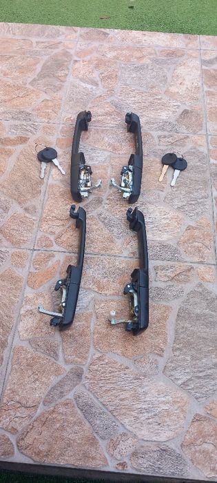 Продавам две предни е две задни дръжки за пасат 2