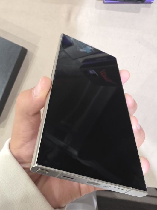 Продавам samsung galaxy s24 ultra
