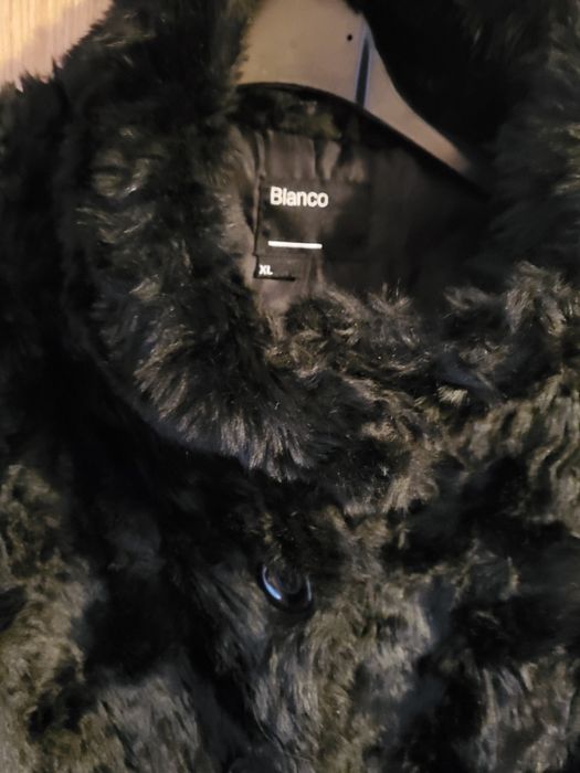 Vand haina de blana artificiala