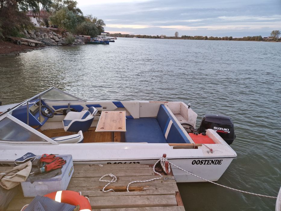 Barca sea ray cu motor suzuki 70 cp