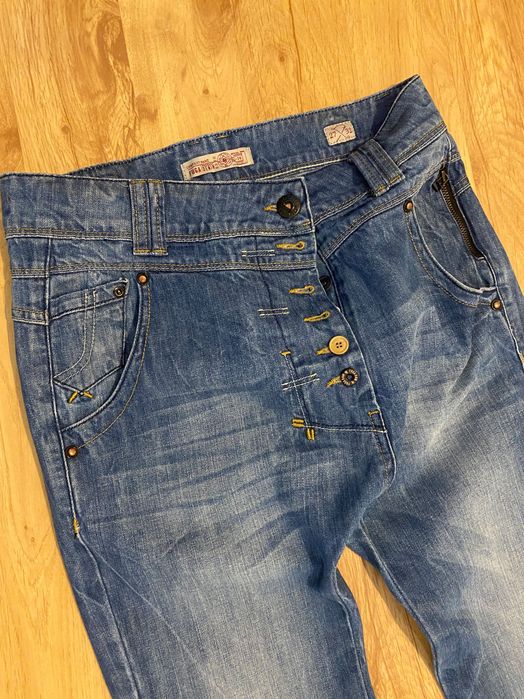 Blugi dama, cu turul putin lasat