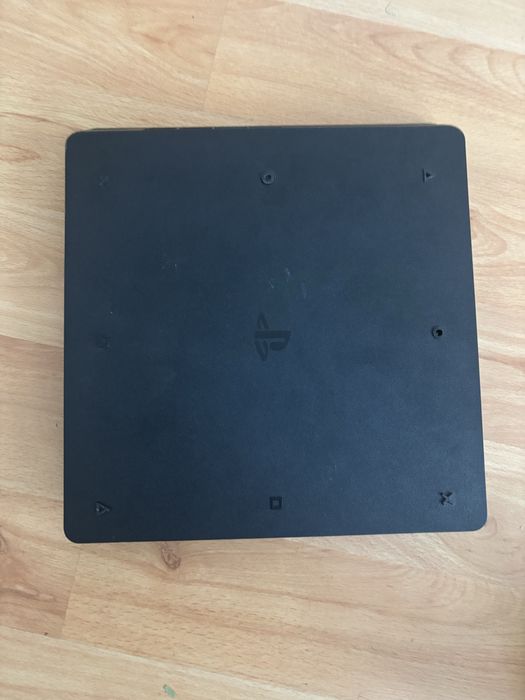 Конзола Ps 4   .