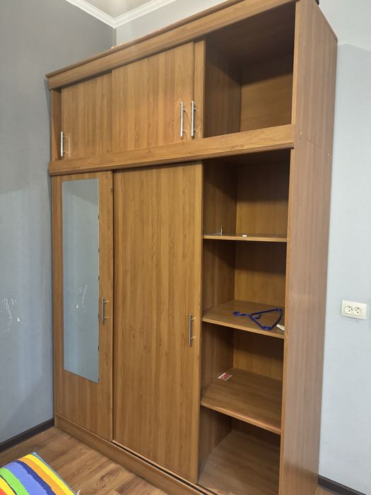 Шкаф платяной трех дверный.