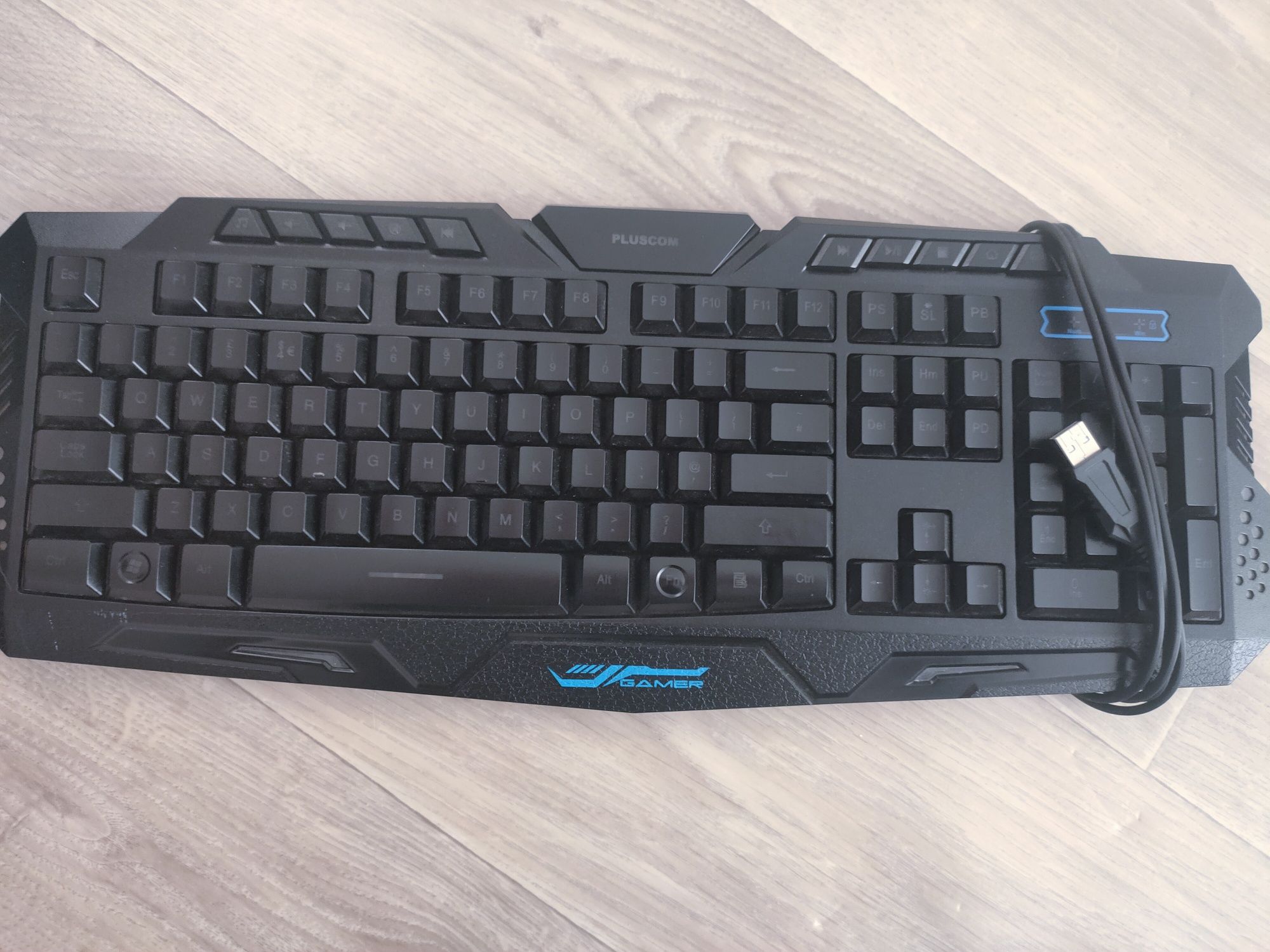 Tastatura gaming cu lumini