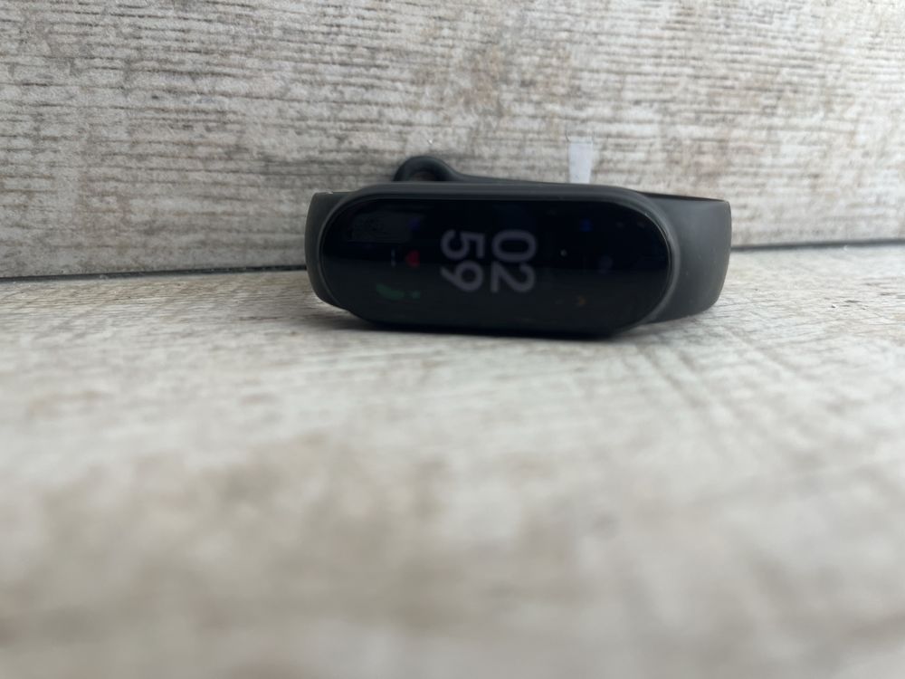 Фитнес гривна Xiaomi Mi Smart Band 6, запазен, като нов