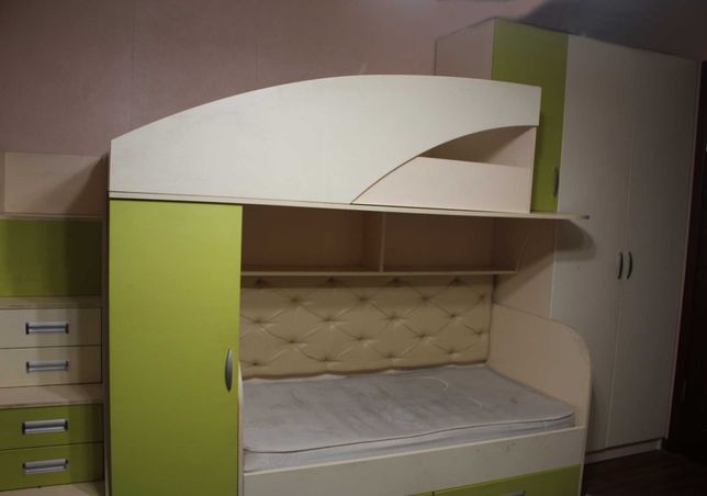 Продам детский спальный гарнитур с двухъярусной кроватью и шкафами