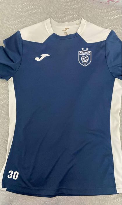 Продам футболку фк астаны и еще есть сумка фк астаны почти новые