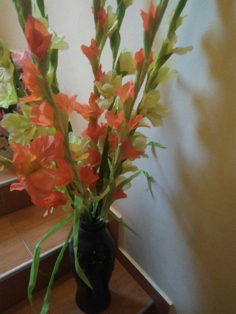 изкуствени цветя гладиоли и лалета+подарък за дома
