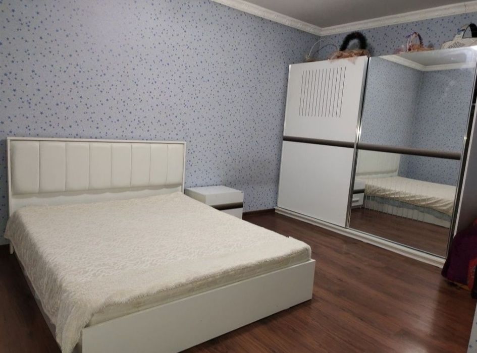 Спальный кровать и шкаф и + зеркало.