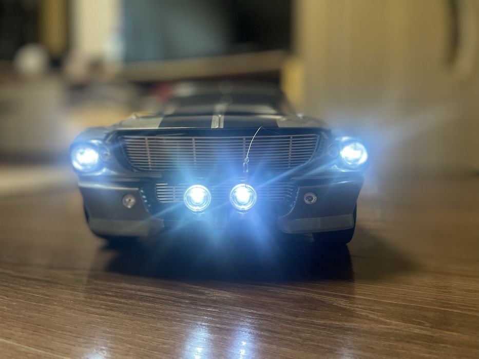 Vând sau machetă Mustang Eleanor 1:8