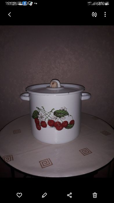 Продам эмалированные: кастрюля,чайник и пластиковые ковшики-2шт.