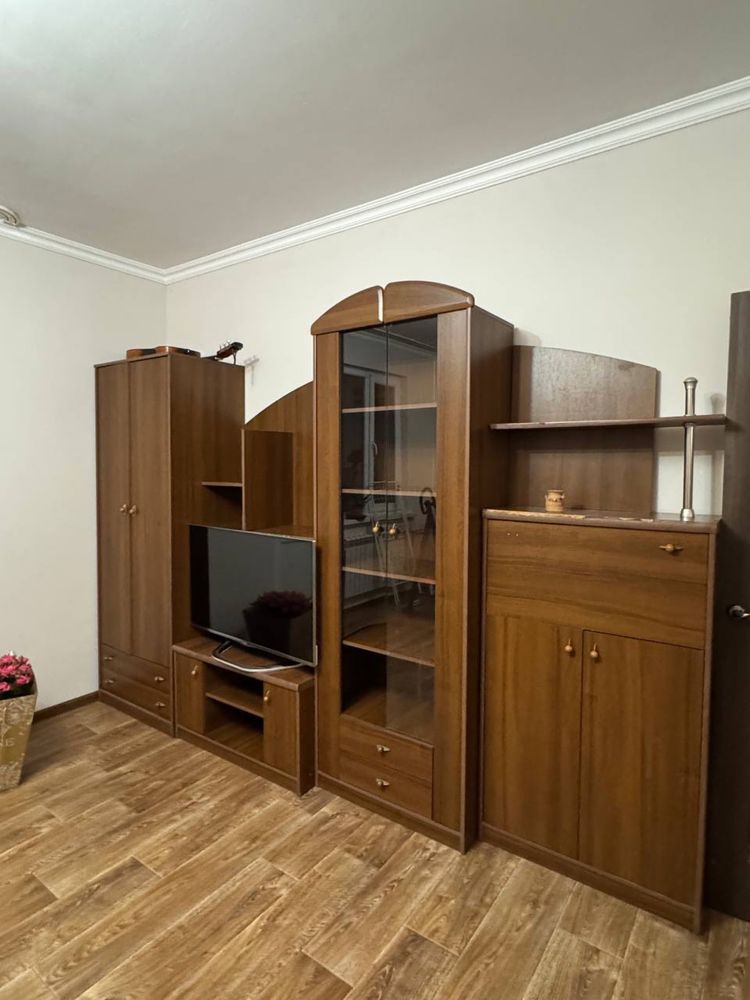 Шкаф для гостиной сервант деревянный