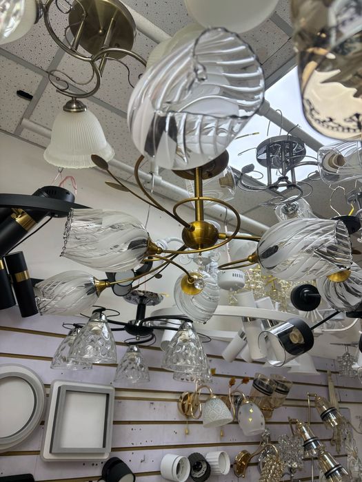 Люстра новая , в черном цвете , не подходит к ремонту