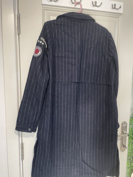 Тъмно синьо раирано палто