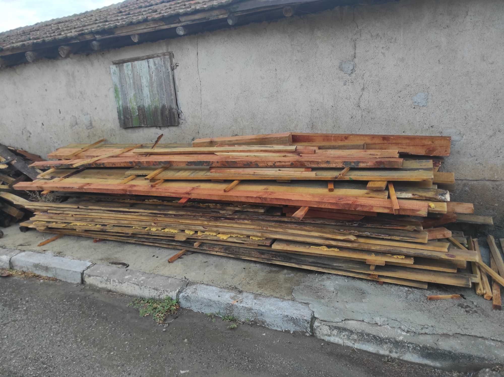 Продавам  4 метрови кофражни дъски използвани веднъж!