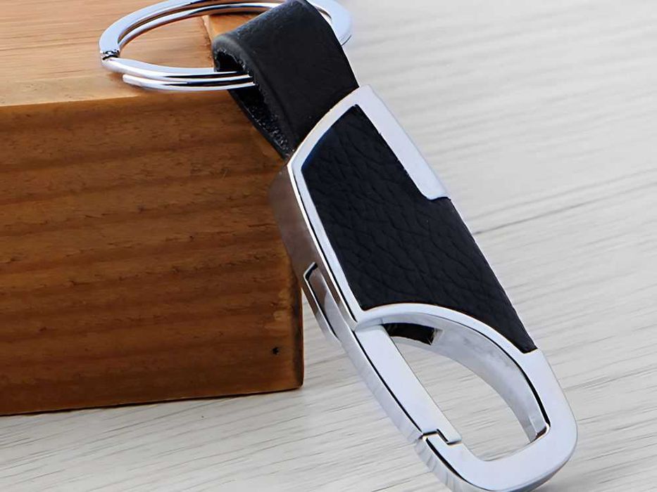 Breloc elegant din piele ecologica si metal cu carabina negru-argintiu