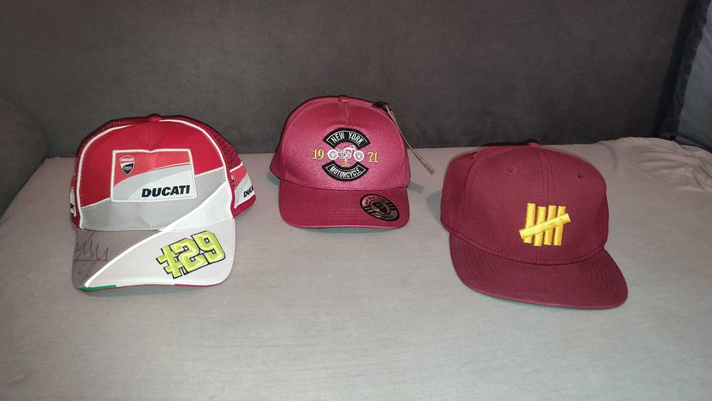 Лот от шапки с козирка - Undefeated; Ducati ; New York Motorcycles