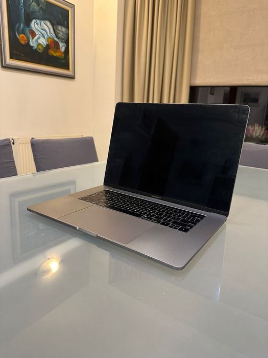 Macbook Pro 2018 i7 | 16GB RAM | 512GB SSD - Display Nefunctional