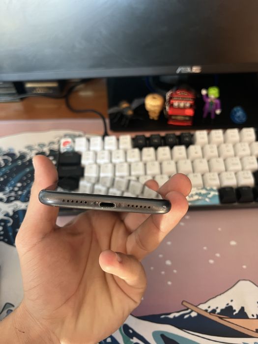 Vand iPhone 11 negru