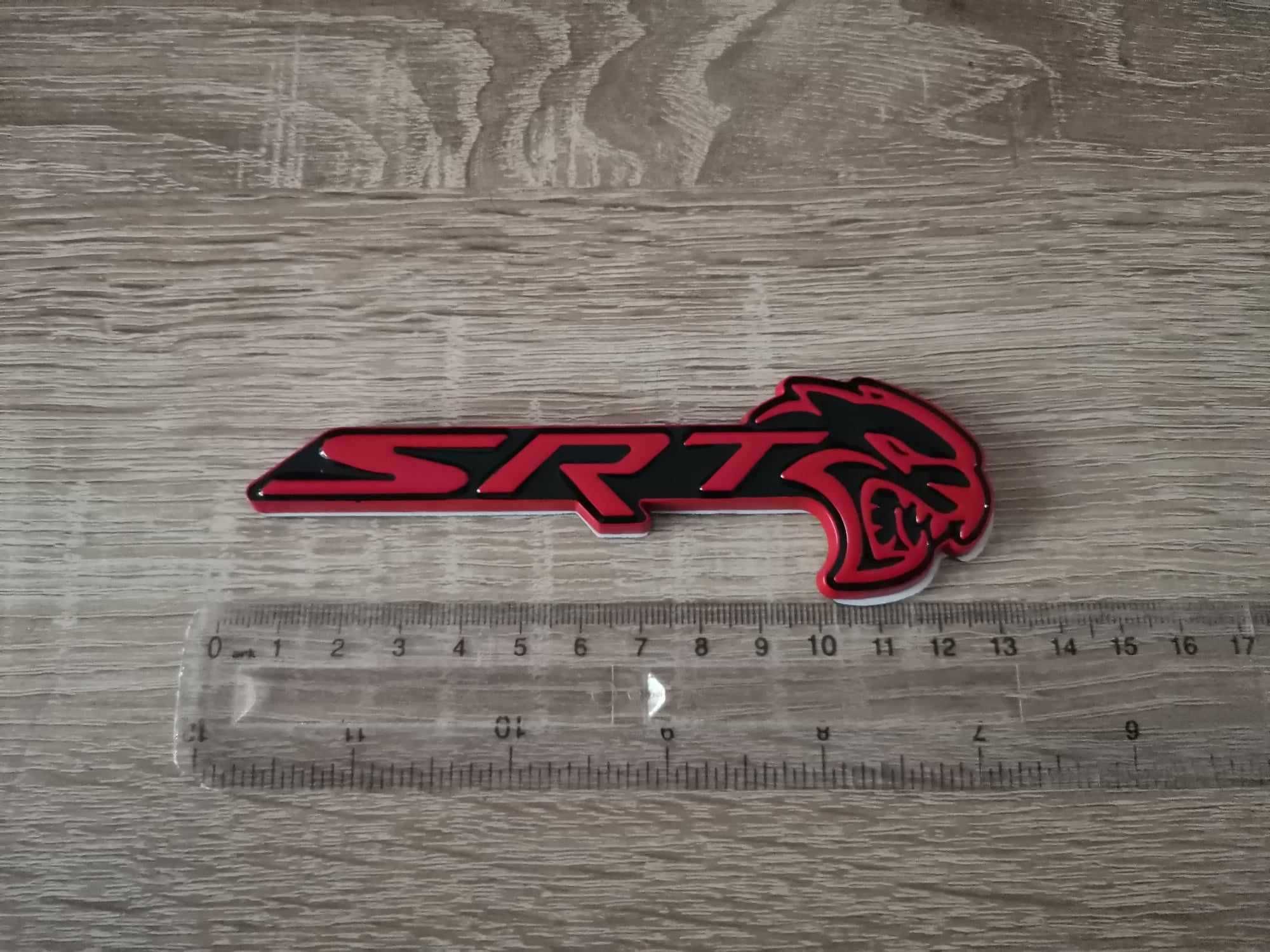 SRT Hellcat червено с черно емблема дясна