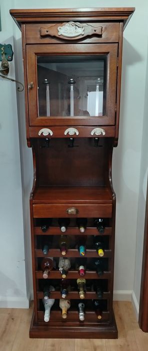 Biblioteca bar cu dozatoare pentru băuturi