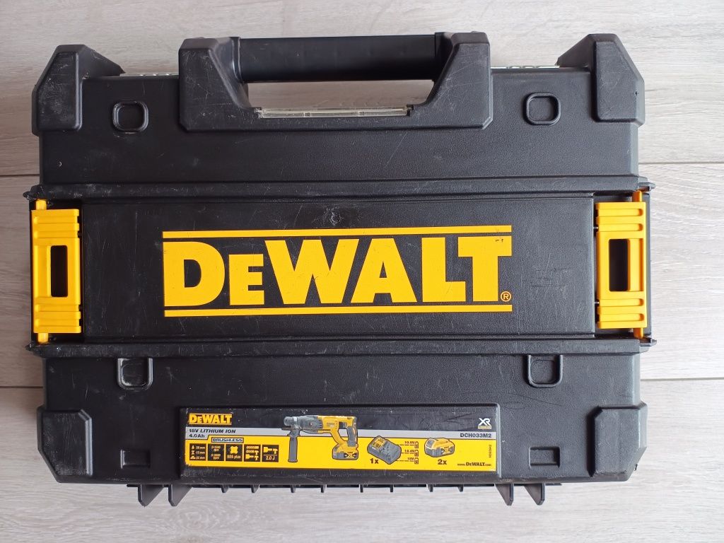 DeWalt DCH033 Ciocan rotopercutor
Motor brushless, far
